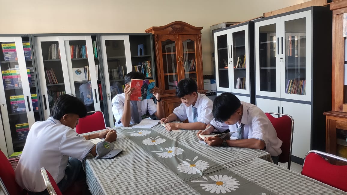 Kegiatan diskusi siswa di perpustakaan